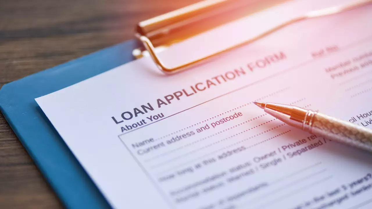 Image of a loan application and a pen